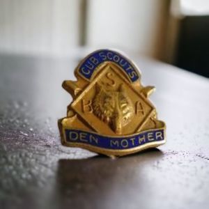 BSA 1998 Cubs Scout Den Mother Insignia Pin Vintage  Rare Pre-owned